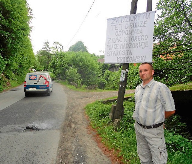 Sołtys Stanisław Dam w ubiegłym roku wieszał banery na prześcieradłach z informacją, kto zarządza drogą