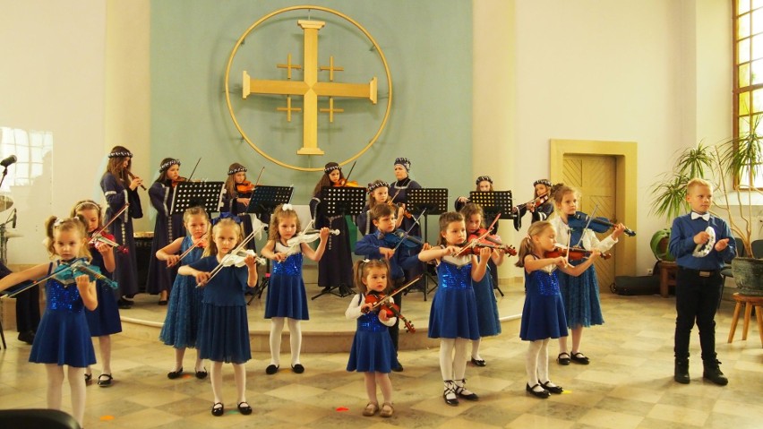 Koncert muzyki dawnej w kościele ewangelickim w Kielcach. Zagrała zdolna młodzież [ZDJĘCIA]