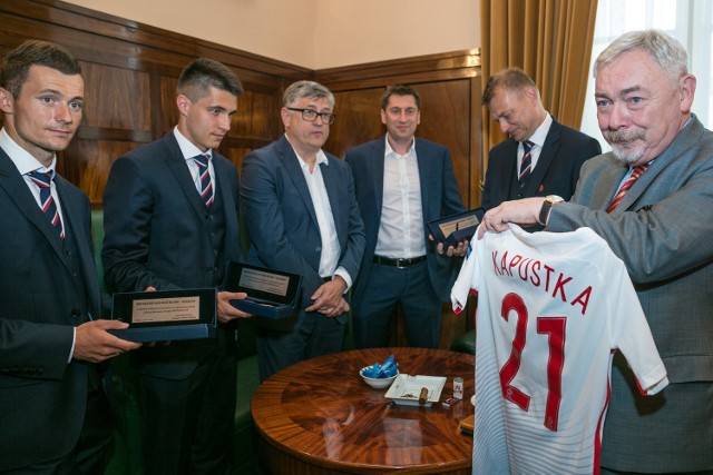 Krzysztof Mączyński i Bartosz Kapustka u prezydenta Jacka Majchrowskigo.