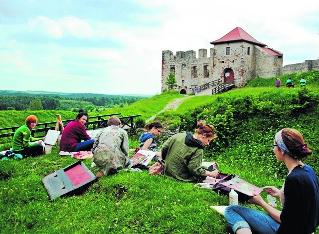 Piękna pogoda pozwoliła uczennicom szkół plastycznych rozłożyć sztalugi pod ruinami zamku w Rabsztynie