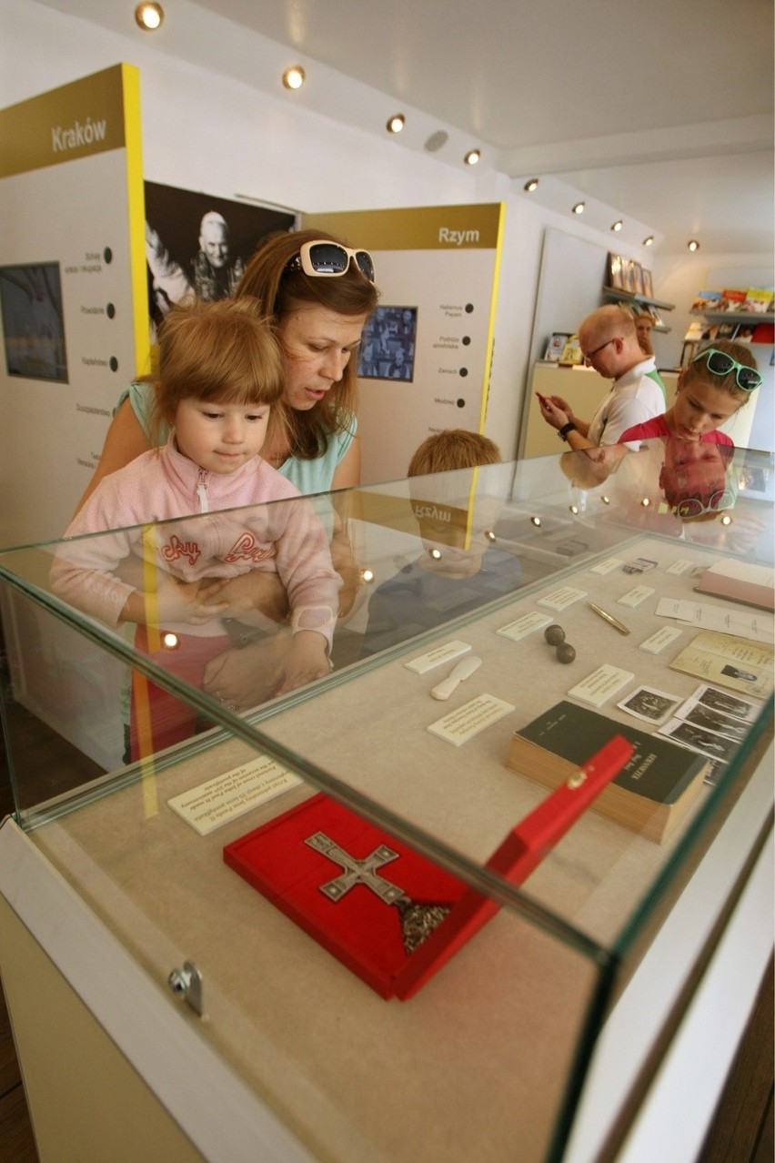 Mobilne muzeum Jana Pawła II przyjechało do Wrocławia