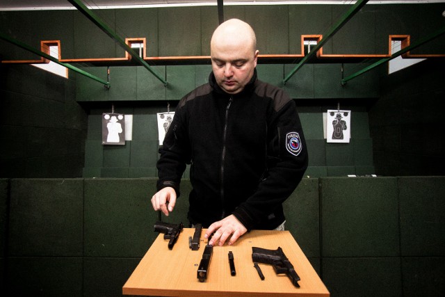 Strzelnica komendy wojewódzkiej. Sierżant sztabowy Maciej Kikosicki rozkłada na części pierwsze dwa służbowe Glocki