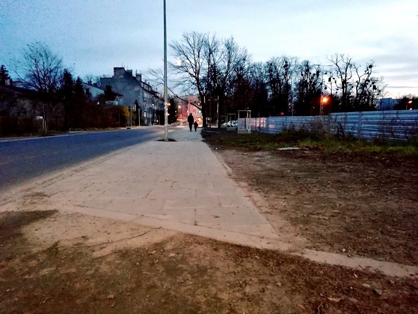 Chodnika na przebudowanej ul. Czajkowskiego kończy się na...