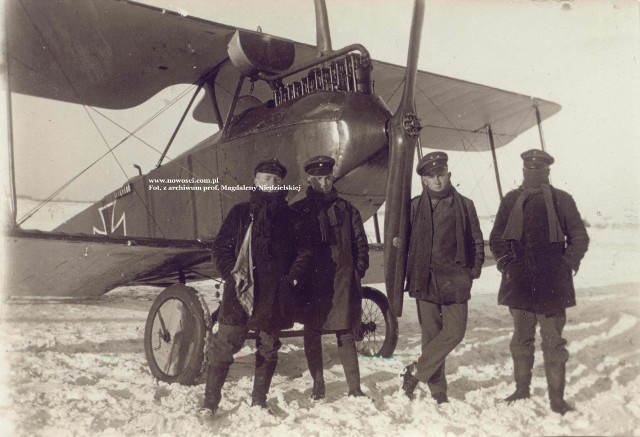 Lotnicy na toruńskim lotnisku na zdjęciu wykonanym 5 stycznia 1918 roku, a pochodzącym z archiwum profesor Magdaleny Niedzielskiej