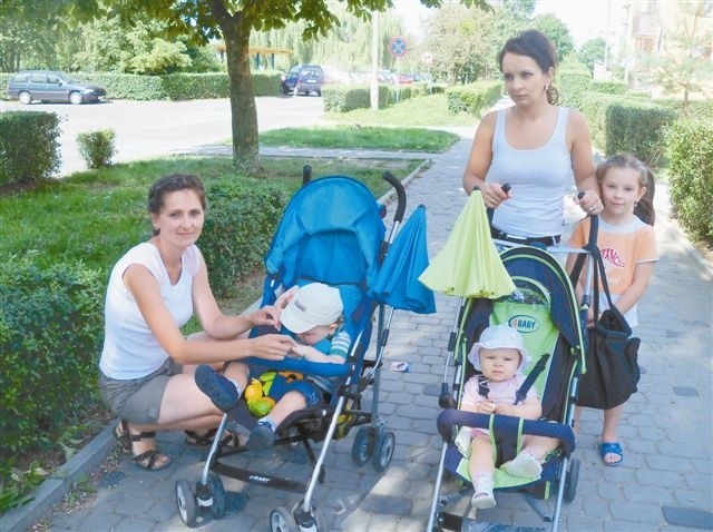 Jolanta Heder, mama Miłosza (z lewej) z radością przyjęła wiadomość o klubach malucha. - Nam w opiece nad Karolinką na szczęście pomaga babcia - mówi Izabela Kansy. (fot. Beata Szczerbaniewicz)