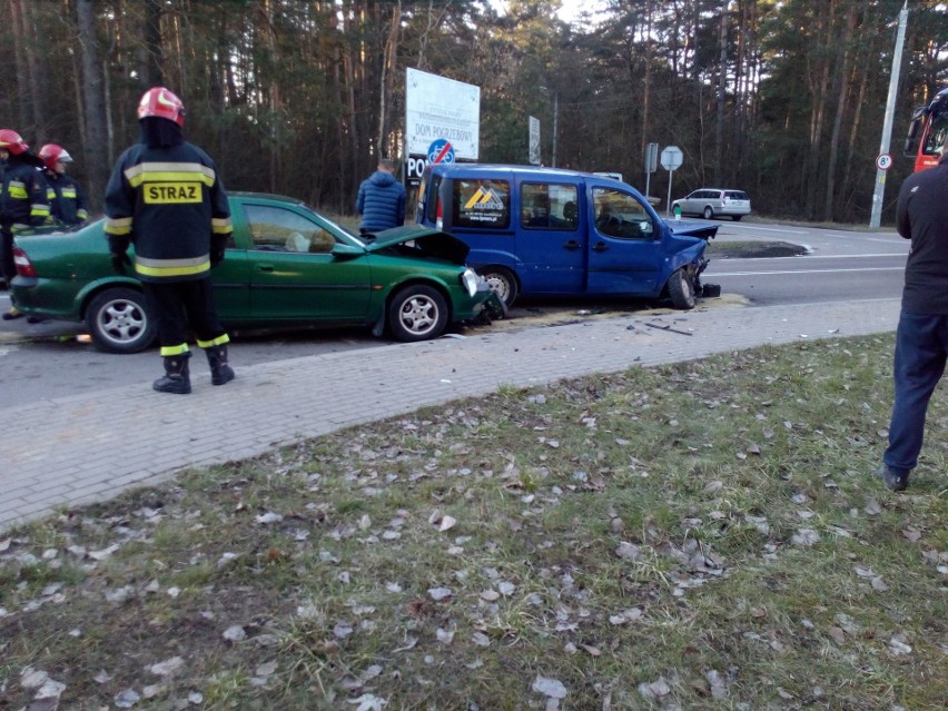 Poszkodowany w wypadku kierowca opla trafił do szpitala.