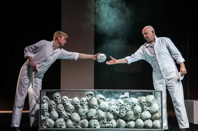 Grabarze z "Hamleta", od lewej: Darian Wiesner i Leszek Perłowski.