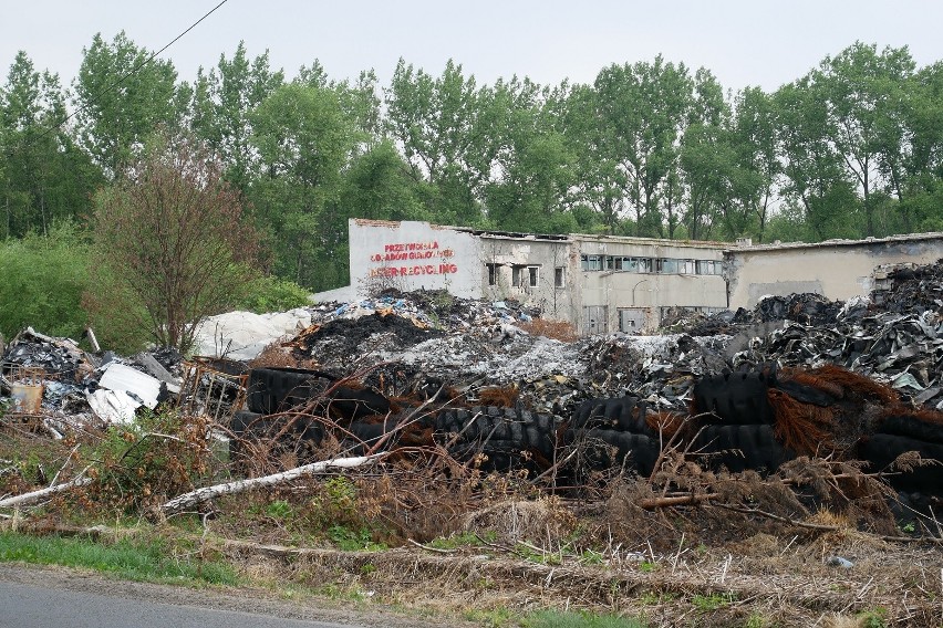 Trzebinia. Gleba został skażona - to efekt pożaru na składowisku. Będą kompleksowe badania