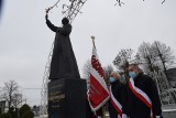 Kwiaty pod pomnikiem ks. Popiełuszki, uroczysta msza.Tak w Suchowoli upamiętniono 39. rocznicę wprowadzenia stanu wojennego (zdjęcia)