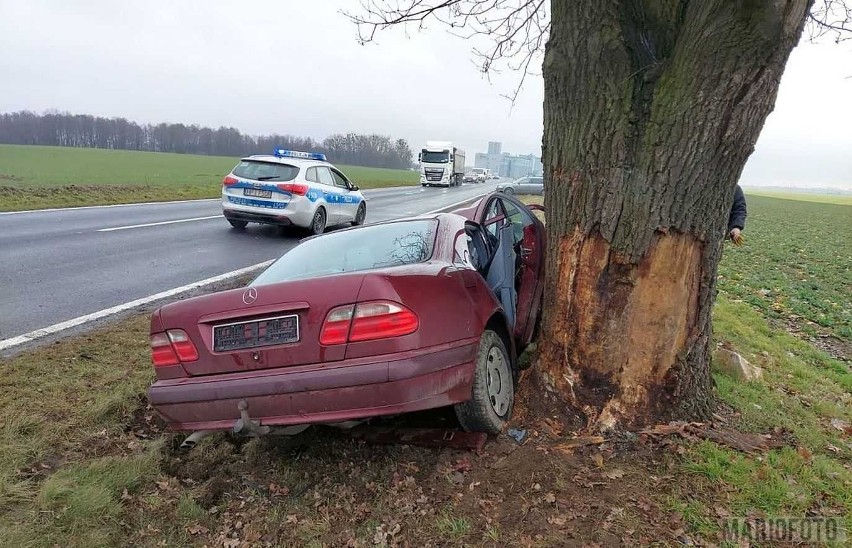 Samochód po zderzeniu z drzewem jest całkowicie rozbity.