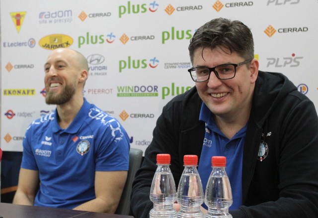 Lbero Dustin Watten (od lewej) i Robert Prygiel, trener Cerradu Czarnych Radom na konferencji prasowej przed meczem z Łuczniczką Bydgoszcz.