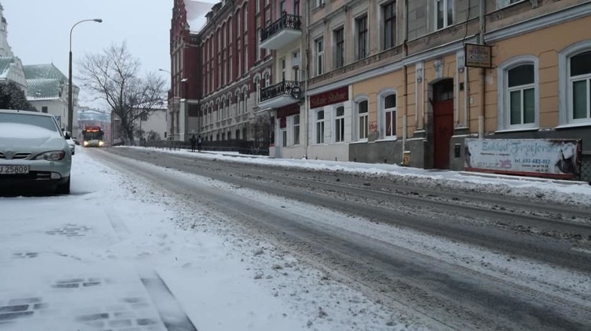 Zima w woj. lubelskim. W nocy sypnęło śniegiem. Trudne warunki na drogach. Czy będzie też padać w ciągu dnia? (PROGNOZA WIDEO)