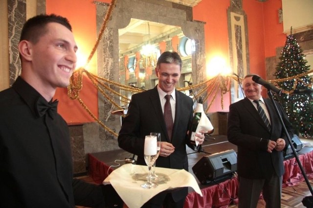 Marszałek województwa Adam Jarubas wzniósł z dziennikarzami toast za pomyślność nowego roku.