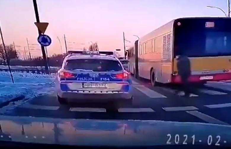 Tylko policjant pouczony za potrącenie! Ależ mu się upiekło...