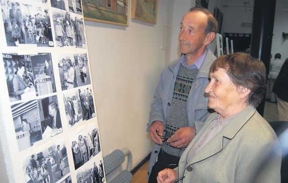 Regina Rasiak pracowała w Telczy od 1968 r. do 1992 r. Była montażystką główek do żarówek i magazynierką. Jan Mirowicz przepracował a zakładzie 30 lat na różnych stanowiskach. &#8211; Miło jest obejrzeć stare fotografie. Wracają wspomnienia, wraca nasza młodość &#8211; powiedzieli nam podczas spotkania.