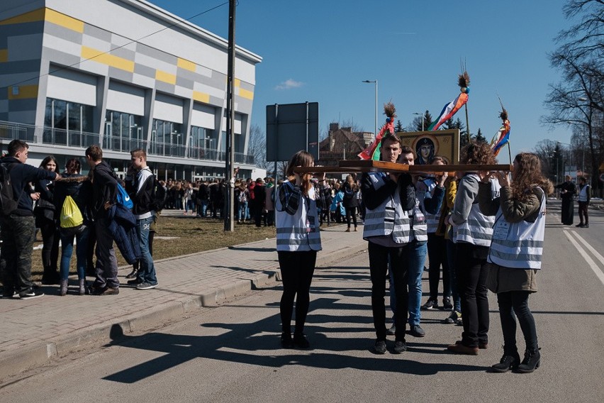 Niedziela Palmowa. Tysiące młodych ludzi przeszło ulicami Tarnowa