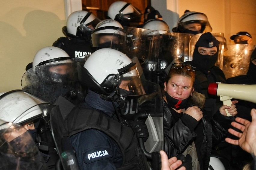 Cześć protestujących zapukała do drzwi pałacu i weszła do...