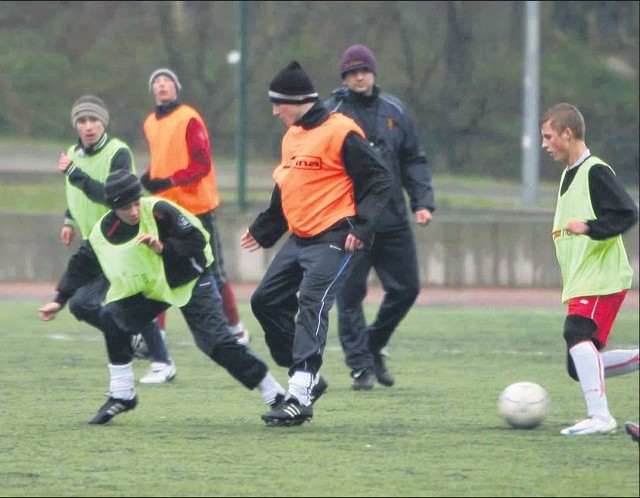 Na poniedziałkowe testy dotarło tylko ośmiu piłkarzy, którzy sami zgłosili się do gry w juniorskich zespołach Pogoni. Dziś ma być ich więcej