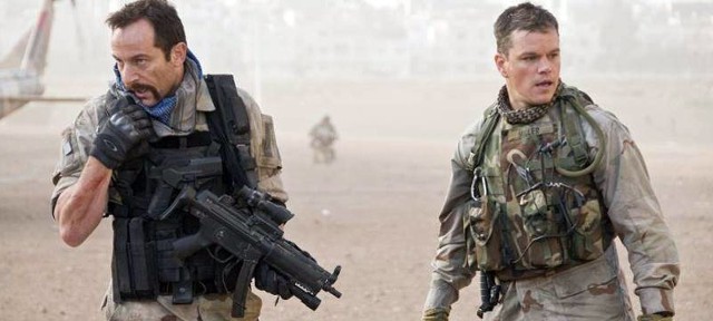 Matt Damon (z prawej) stoi na czele oddziału poszukującego ukrytych przez reżim Saddama Husajna arsenałów broni masowego rażenia.