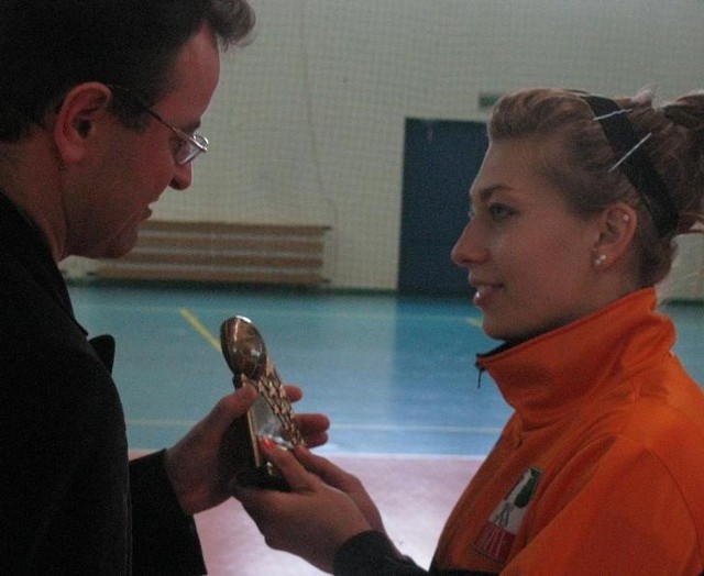 Poseł Arkadiusz Czartoryski wręcza nagrodę najlepszej zawodnicze turnieju (MVP) Żanecie Rzeplikowskiej (Orzeł Elbląg).
