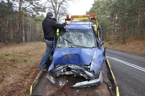 Widok samochodu usuwanego z drogi po wypadku może być przestrogą dla nieostrożnych kierowców.