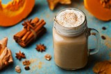 Rozgrzewające pumpkin spice latte. Przepis na pyszną kawę dyniową. Przebój TikToka na jesienne wieczory