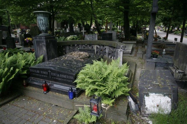 Zdewastowany grób Józefa Rymera