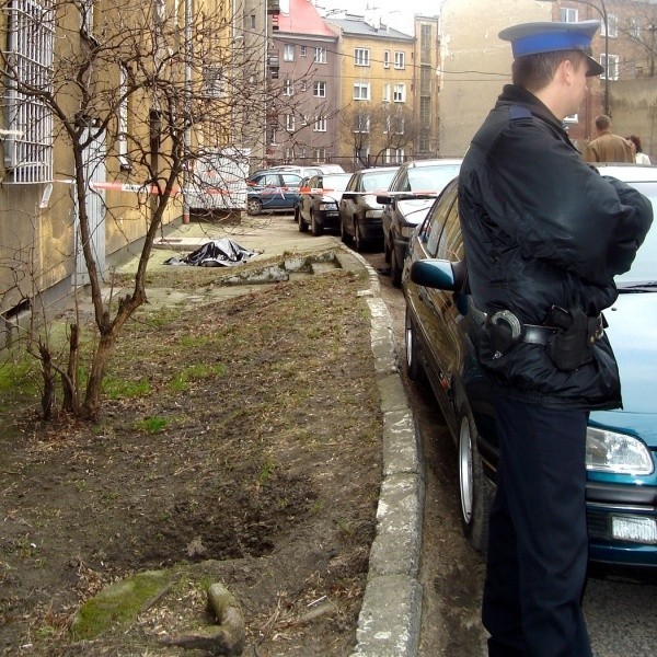 Prokuratura uznała, że policja nie ponosi odpowiedzialności za śmierć mężczyzny, który wypadł z okna Komisariatu I w Radomiu i zginął podczas próby ucieczki (na zdjęciu).