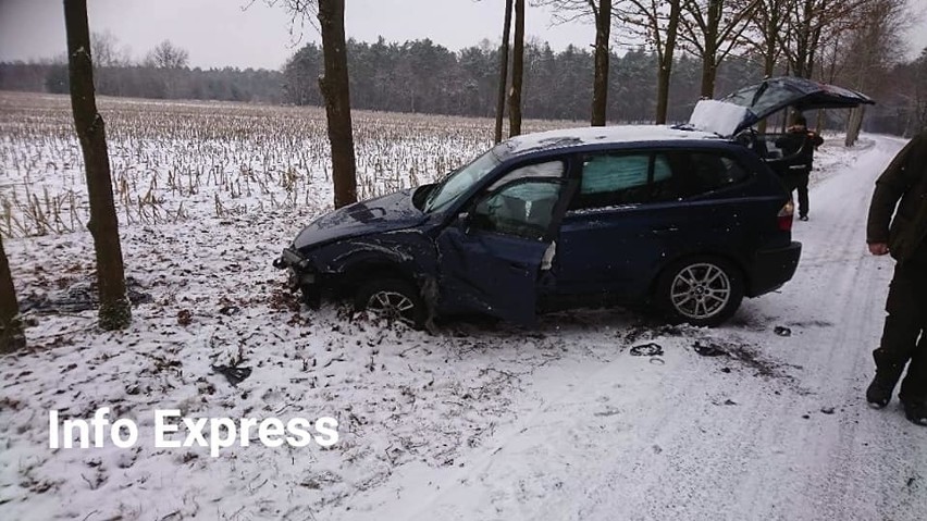 Wypadek w Panoszowie. 30-latek wpadł w poślizg i jego bmw...