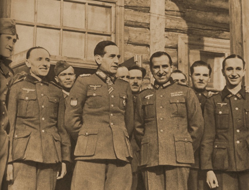 Generał Agustín Muñoz Grandes (po lewej w środku) z...