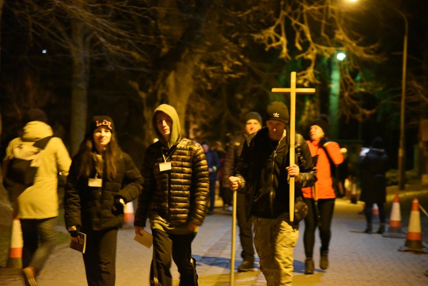 Ekstremalna Droga Krzyżowa tylko dla romantyków w Jarosławiu. W nocy przeszli kilometry w ciszy i modlitwie [ZDJĘCIA, WIDEO]