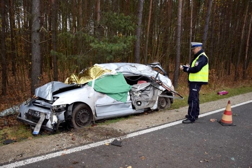 Tragiczny wypadek pod Skórczem w miejscowości Zajączek 12.11. 68-letnia kobieta, która kierowała osobową toyotą uderzyła w drzewo