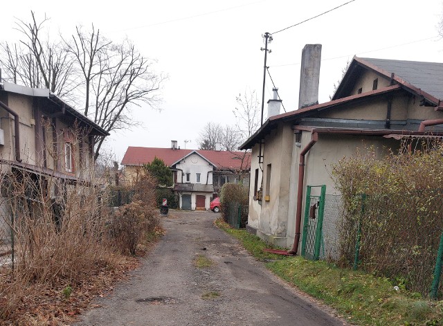 Domy przy ulicy Mikołajczyka wymagają natychmiastowych prac remontowych. Zobacz kolejne zdjęcia. Przesuwaj zdjęcia w prawo - naciśnij strzałkę lub przycisk NASTĘPNE