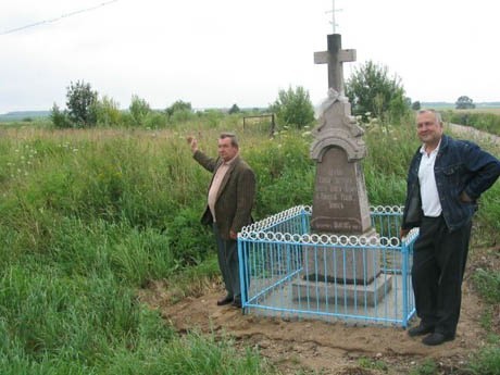 Sołtys Parcewa Dymitr Artemiuk (po lewej) i przewodniczący stowarzyszenia 'Nasza Ojcowizna&#8221; pokazują stary krzyż, który stoi na granicy dawnych ziem należących do wsi