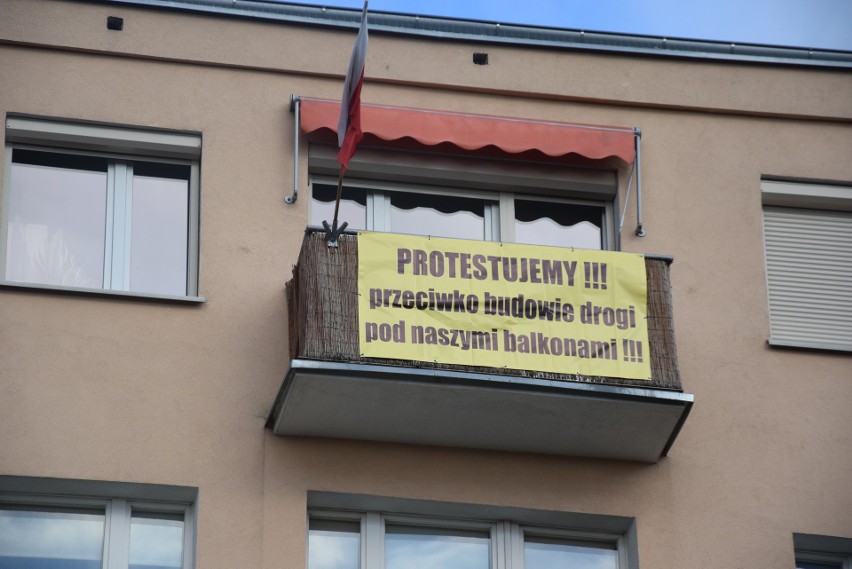 Mieszkańcy w ramach protestu wywiesili na balkonach flagi i...