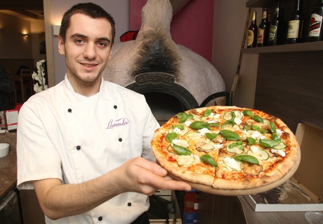- Pizza z pieca opalanego drewnem i wysokiej jakości składniki to gwarancja smaku - mówi Kamil Bielawski z kieleckiej Lawendy.