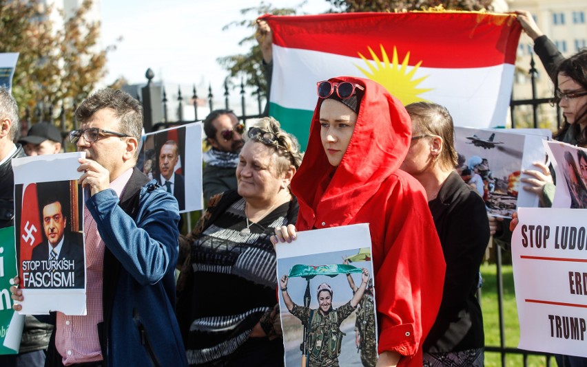 Kilkadziesiąt osób manifestowało dziś w Rzeszowie w pobliżu...