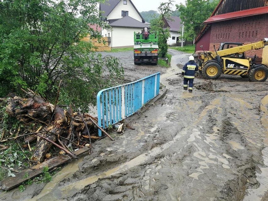 Oberwanie chmury w Mszanie Dolnej. Zatkany przepust zagrażał budynkowi mieszkalnemu [ZDJĘCIA]