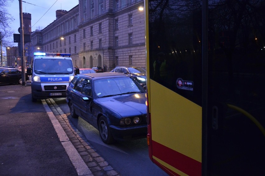 Wrocław: Zderzenie BMW z autobusem MPK (ZDJĘCIA)