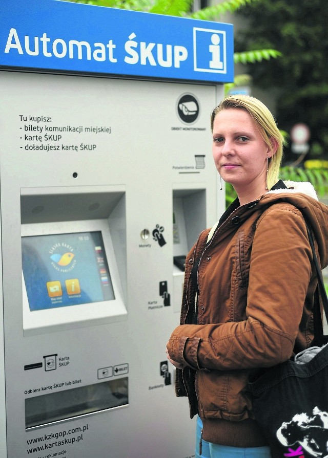 Automaty ŚKUP stoją w miastach aglomeracji od dawna. Marta Dybalska cieszy się, że będzie mogła tutaj kupić e-bilet