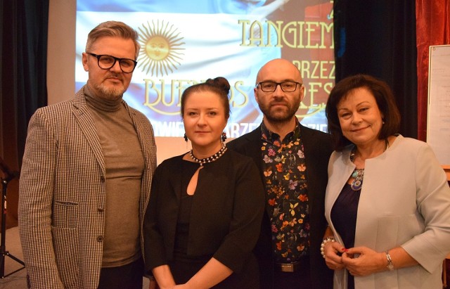 Marzena Kądziela z dyrektorem domu kultury Piotrem Salatą i parą prezentującą tango Anną Plutą i Andrzejem Zimochem