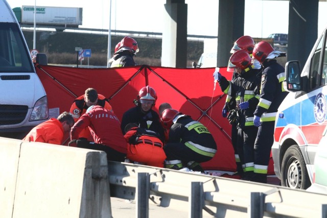 27.02.2019 wroclawgazeta wroclawskaautostrada a4 pod wroclawiem, wezel poludnie, wypadek 4 samochodow osobowych. jeden z nich sie zapalil. slonal czlowiek, drugi jest w stanie krytycznymjaroslaw jakubczak / polska presswypadek autostrada a4 pozar auta smierc wezel poludnie a4 s8 aow lpr helikopter lotnicze pogotowie ratunkowe ratownik 13