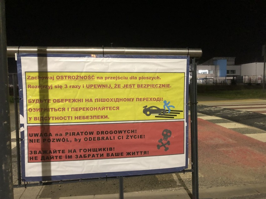 Plakaty z ostrzeżeniami w języku polskim i ukraińskim...