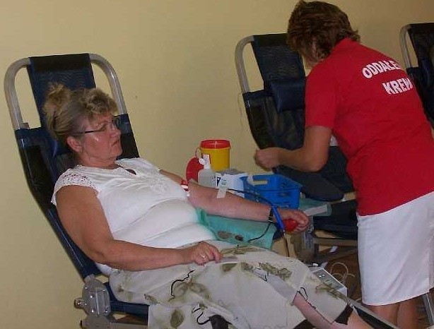 Akcję honorowego oddawania krwi wspiera również Maria Mastalerz, lekarka z Lasowic Wielkich (na zdjęciu po lewej)