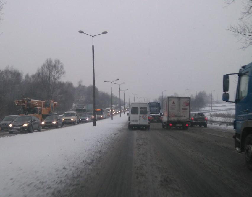 Cyklon Dieter przyniósł opady śniegu na drogach. Jest bardzo...