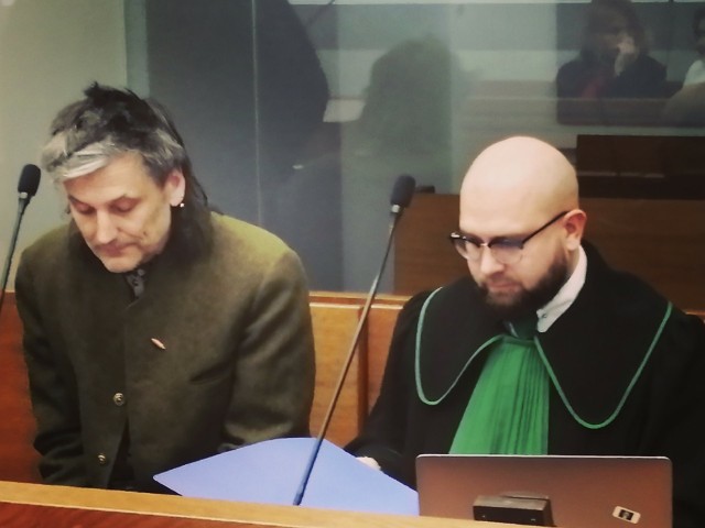 Oskarżony artysta Marcelo Zammenhoff i jego obrońca - adwokat Marcin Pawelec - Jakowiecki, przedstawiciel Instytutu Spraw Społecznych w Warszawie.