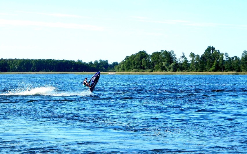Jezioro Marwicko często odwiedzają amatorzy sportów wodnych....