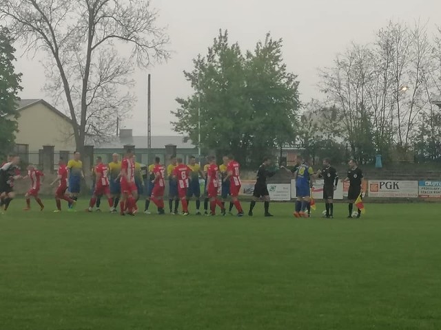 Piłkarze Neptuna i Wiernej dokończą w środę mecz 29 kolejki.