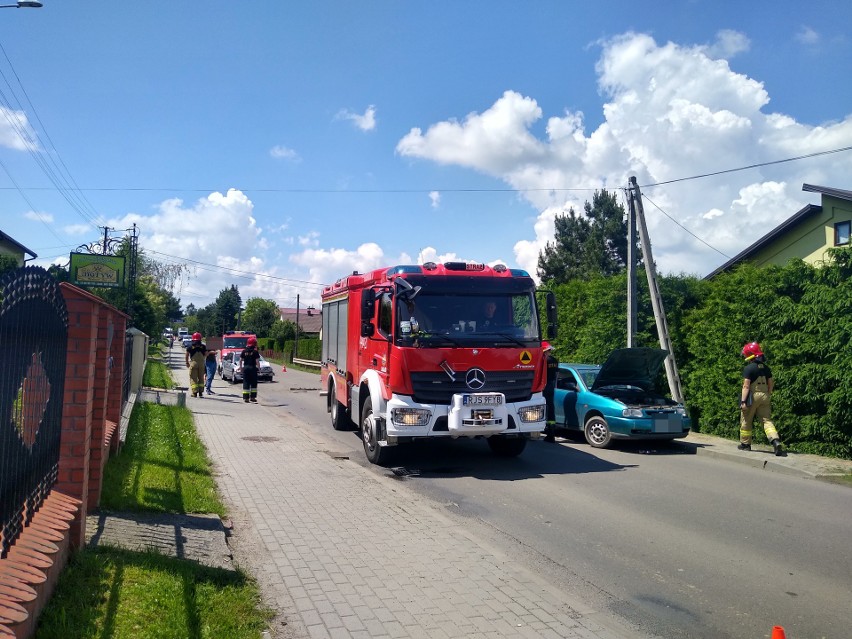 Groźny wypadek w Jaśle. Kierowca zakleszczony w samochodzie [ZDJĘCIA INTERNAUTY]