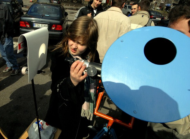 Dwa teleskopy, ale także maski dla spawaczy i dyskietki przygotowali studenci dla osób, które chciały wczoraj razem z nimi obejrzeć zaćmienie słońca.